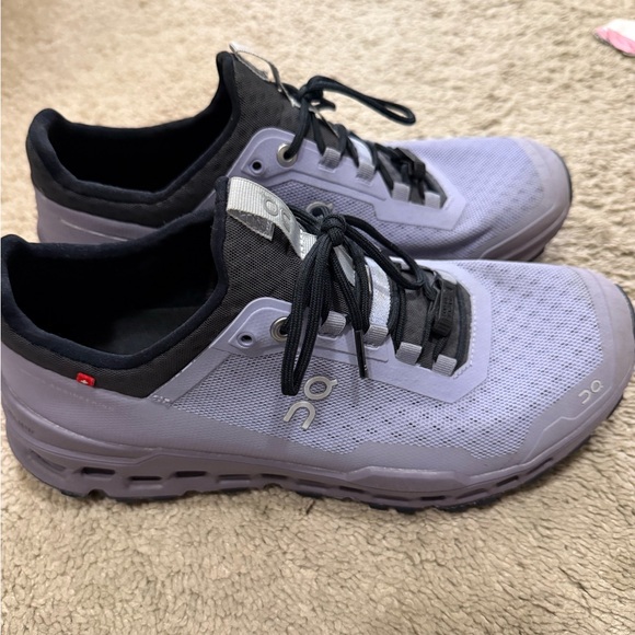 On Running Athletic Shoes in Light Purple and Black - Picture 2 of 3